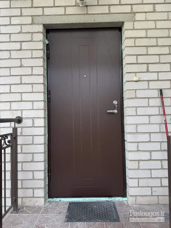 Lauko durys plytų fasade